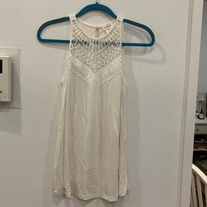 Pretty White Spring Top with Beautiful eyelet detail! Size M.